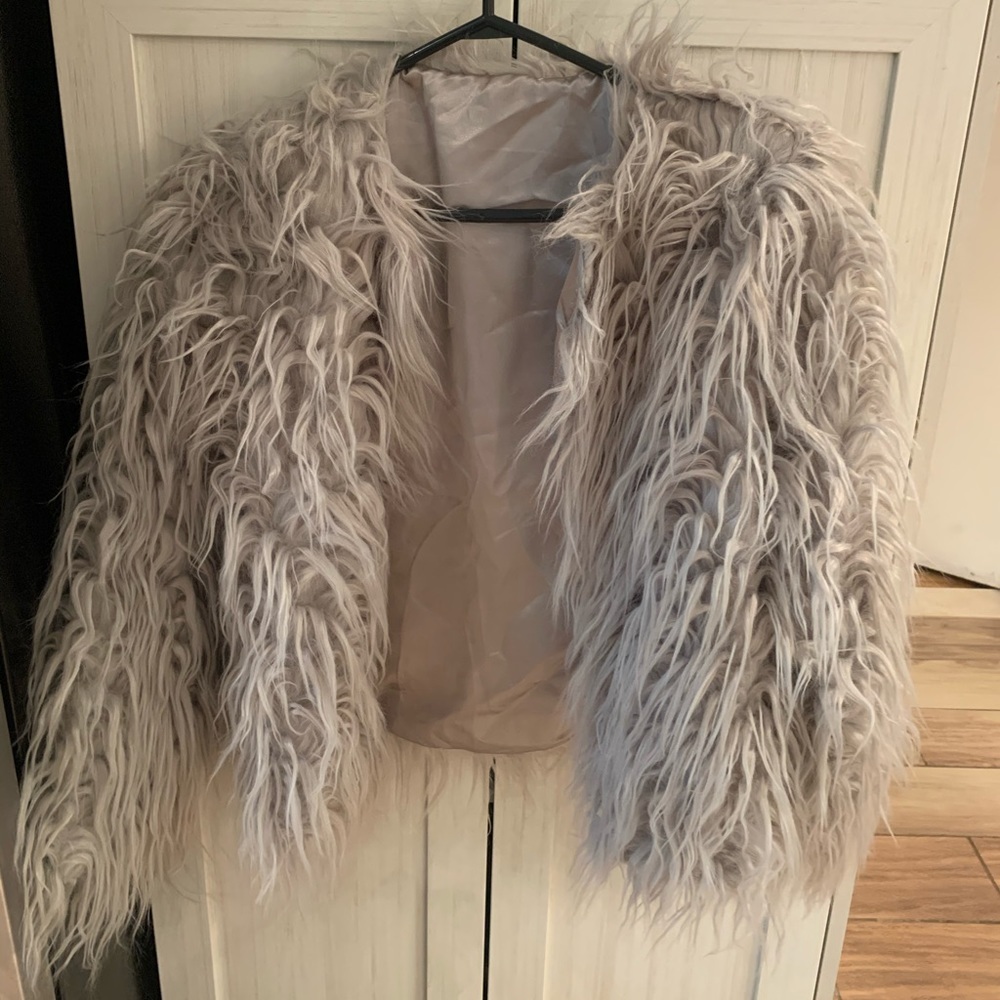 Women coat barely wearing / false fur /